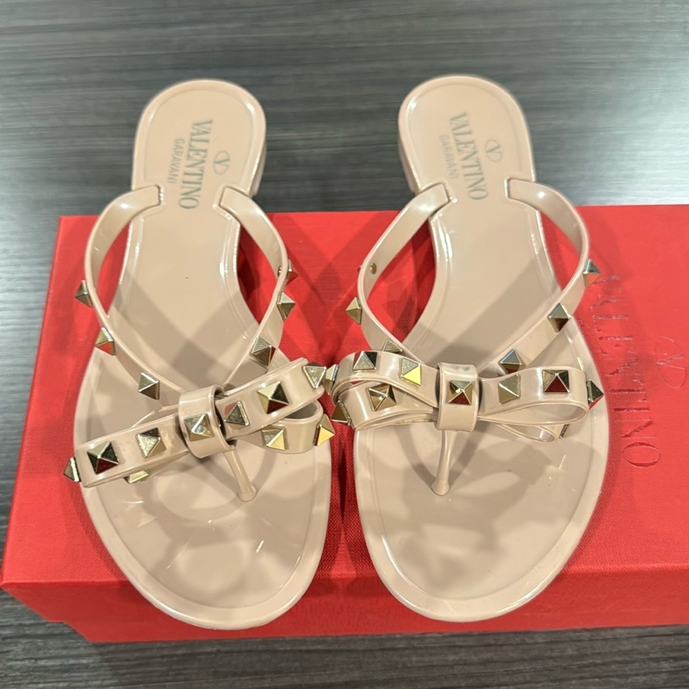 VALENTINO RUBBER ROCKSTUD THONG